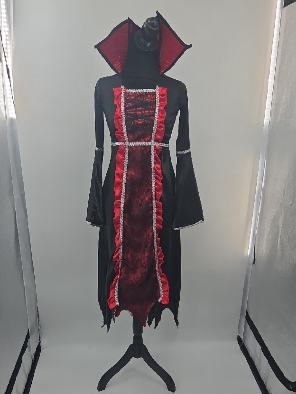 Vampire Pricess Black and Red Costume With Accessories. New In Box! Size 8/10